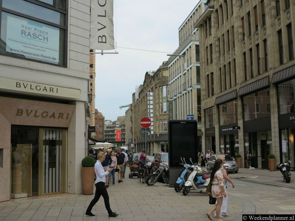 De luxueuze winkelstraat Neuer Wall ligt vlakbij de Alster. In deze winkelstraat zijn de winkels van de grote merken als Armani, Gucci en Louis Vuitton. Tip:   Winkelen in Hamburg.